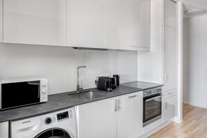 Frigorífico, microondas, horno y placa de cocina