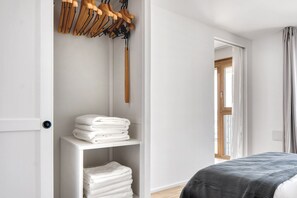 1 dormitorio, tabla de planchar con plancha, wifi y ropa de cama