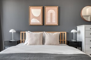 1 slaapkamer, een strijkplank/strijkijzer, wifi, beddengoed