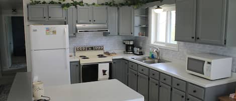Geladeira, micro-ondas, fogão, cooktop