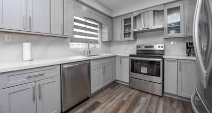 4 + 1 bedrooms 4 baths Entire Home in Mississauga