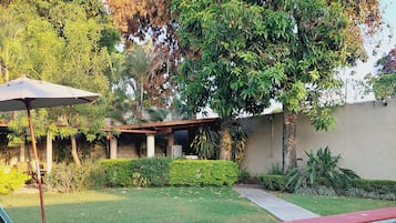 Una piscina al aire libre, una piscina climatizada