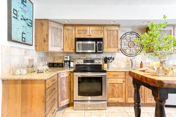 Refrigerador, microondas, horno y parrilla de estufa 