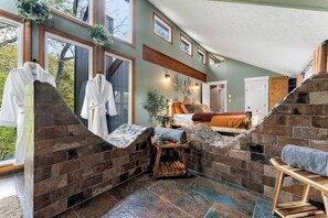 4 chambres, bureau, fer et planche à repasser, lit de bébé portatif