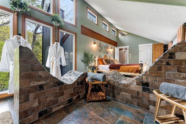 4 bedrooms, desk, iron/ironing board, travel crib