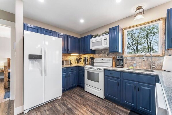 Réfrigérateur, four à micro-ondes, un four, surface de cuisson