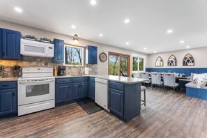 Réfrigérateur, four à micro-ondes, un four, surface de cuisson