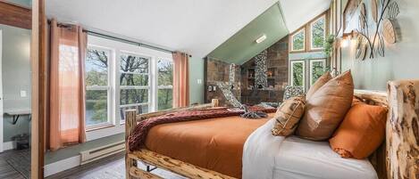 4 habitaciones, escritorio y tabla de planchar con plancha