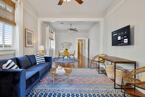 Smart TV - NOLA Charm ⋆ Mid-City Shotgun ⋆ Close to Streetcar (New Orleans)