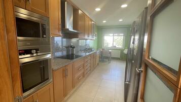 Frigorífico, microondas, horno y lavavajillas