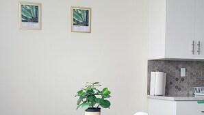Een moderne keuken met witte kasten, een wit aanrecht en een backsplash met een honingraatpatroon.