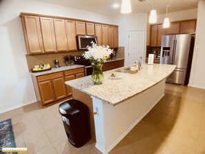 ثلاجة، ميكروويف، فرن، موقد طهي مسطح