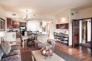 Televisión y chimenea 