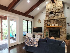 Una Smart TV, una chimenea, libros