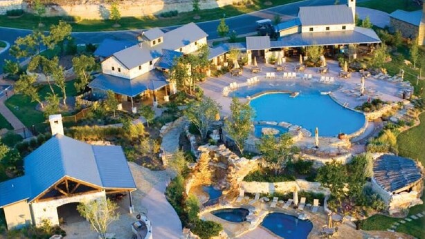 Un resort con varias piscinas, un amplio patio cubierto y diversas opciones de mobiliario exterior.