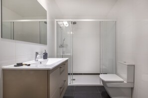 Een douche, een haardroger, shampoo, toiletpapier