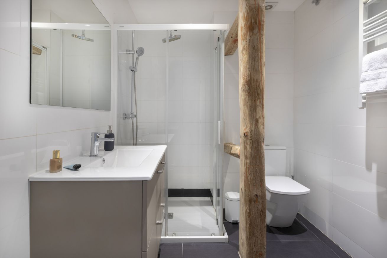 Suihku, hiustenkuivaaja, sampoo, vessapaperi