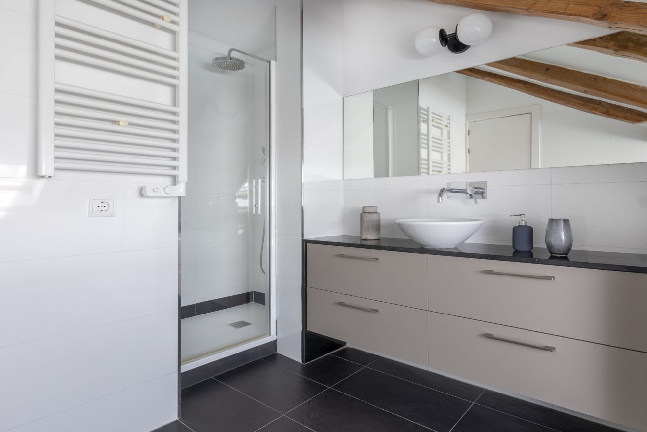 Suihku, hiustenkuivaaja, sampoo