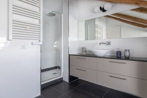 Shower, hair dryer, shampoo - Duplex 2 Dorm · Duplex 2 Dorm · Duplex 2 Bedroom Apartment - Chueca (Chueca)