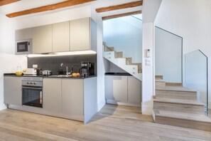 Frigorifero, microonde, forno, piano cottura