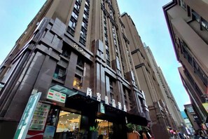 A tall building with a storefront at the ground level. - Shankee Tea Style Hotel (Kunming South High-Speed Railway Station Chunrong Street Subway Station) (Kunming)