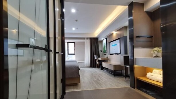 A modern hotel room with a bed, a desk, and a TV. - Shankee Tea Style Hotel (Kunming South High-Speed Railway Station Chunrong Street Subway Station) (Kunming)
