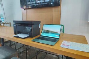 A wooden table with a laptop and a printer. - Shankee Tea Style Hotel (Kunming South High-Speed Railway Station Chunrong Street Subway Station) (Kunming)
