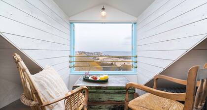 Secret Cottage â Sleeps 6 â Central Location â Sea Views â Garden