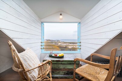 Secret Cottage – Sleeps 6 – Central Location – Sea Views – Garden