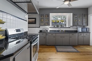 Fridge, microwave, oven, stovetop - 🚂 Hansons Station House 🌟 Historic St. Charles 🚂 (Saint Charles)