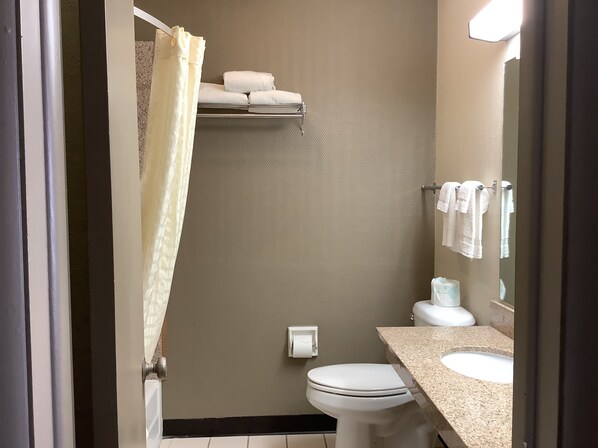 Habitación individual | Baño | Ducha y bañera combinadas, secador de pelo, toallas y jabón