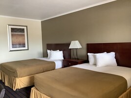 办公桌、笔记本电脑工作区、遮光窗帘、熨斗/熨衣板