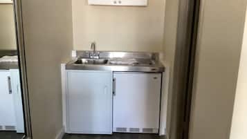 Camera singola | Cucina privata | Frigorifero con congelatore, microonde, macchina per tè/caffè, freezer