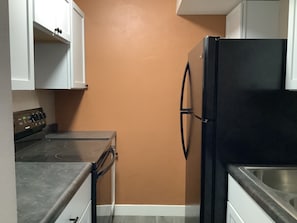 Apartamento | Cozinha privada | Geladeira grande, micro-ondas, cafeteira/chaleira, freezer