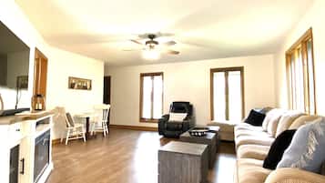 Smart-tv, pejs, dvd-afspiller, bøger