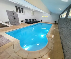 Piscina coperta, una piscina riscaldata