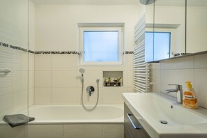 Badewanne, Haartrockner, Handtücher