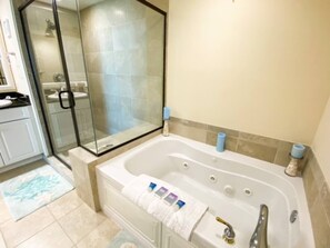 Combined shower/tub, jetted tub, hair dryer, towels