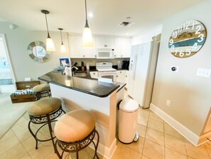 Frigorifero, microonde, forno, piano cottura