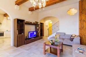 21-inch TV with cable channels, fireplace - Inni Gozitan Farmhouse Private Pool (Gharb)
