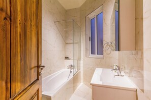 Casa familiar, varias habitaciones (Inni Gozitan Farmhouse Private Pool) | Baño | Tina y regadera independientes, toallas, jabón, shampoo 
