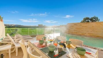 Nhà dành cho gia đình, 4 phòng ngủ, ban công (Inni Gozitan Farmhouse Private Pool) | Khu ẩm thực ngoài trời