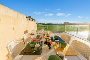 Casa familiar, varias habitaciones (Inni Gozitan Farmhouse Private Pool) | Restaurante al aire libre