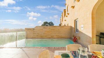 Kolam renang terbuka