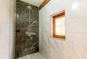 Bathtub, towels