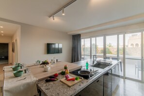 Geladeira, micro-ondas, fogão, cooktop