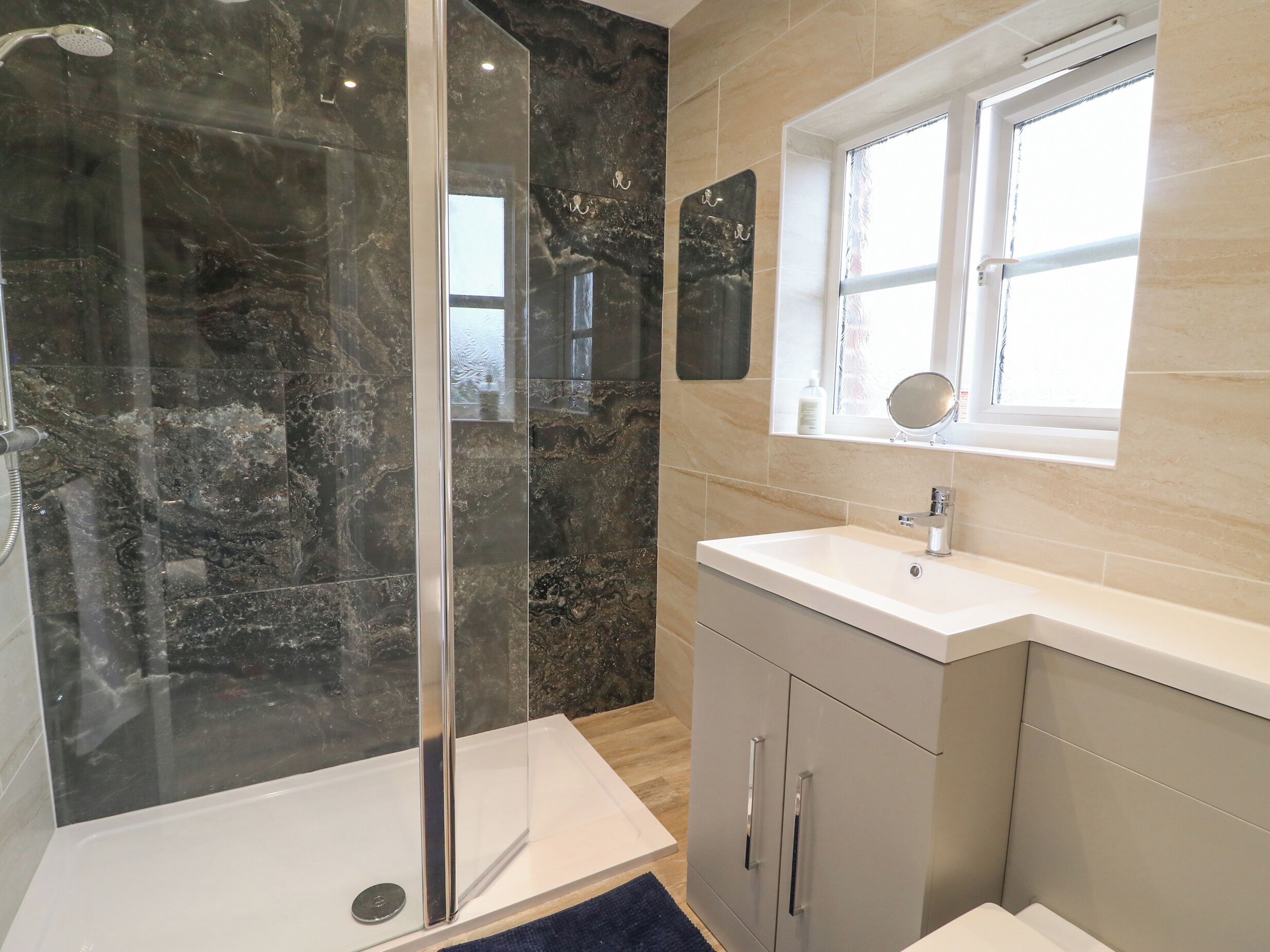 Cottage | Badkamer | Een douche