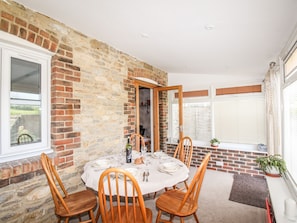 Cottage | Private kitchen | Dishwasher, cookware/dishes/utensils