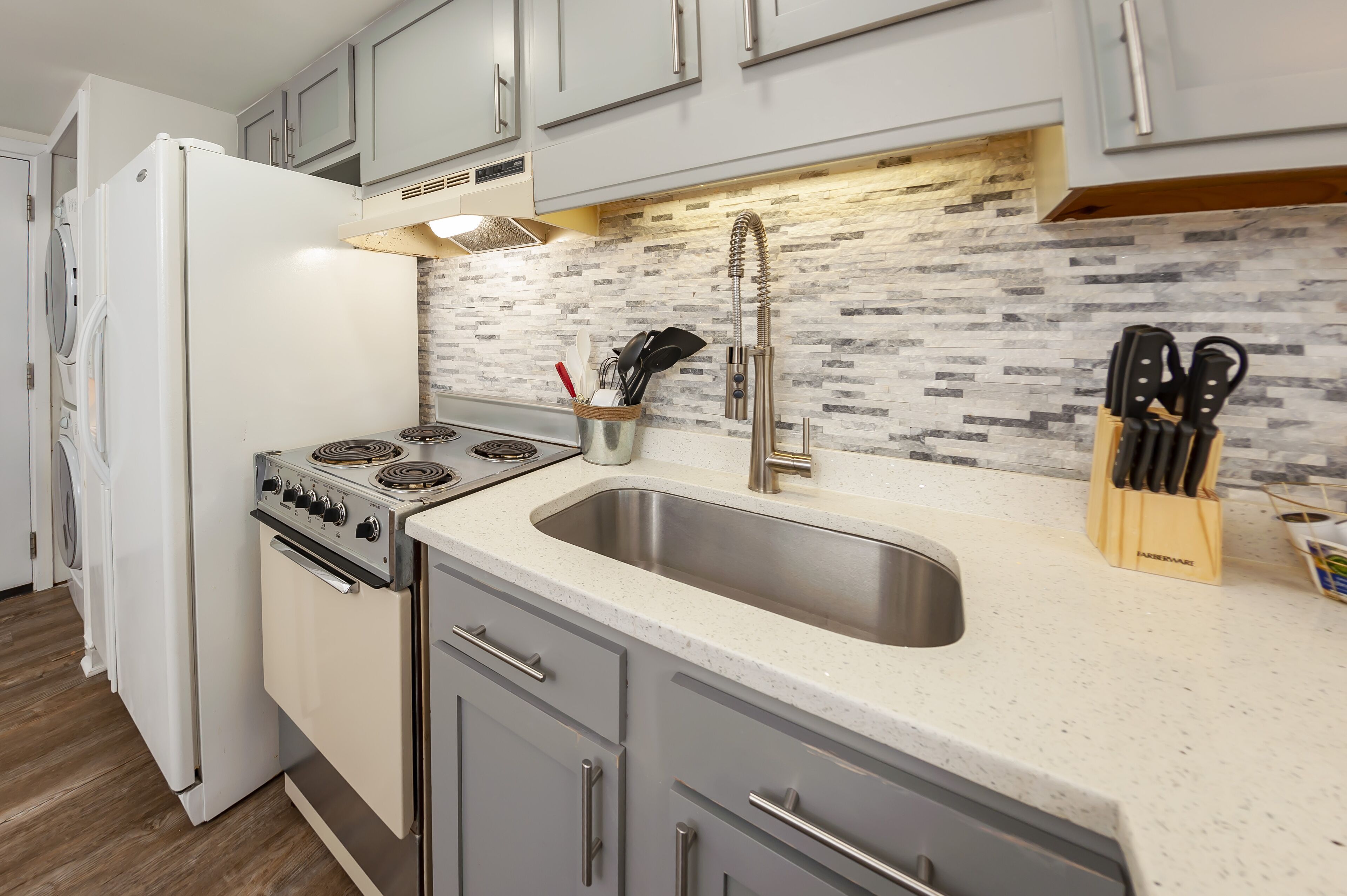 Réfrigérateur, micro-ondes, four, plaque de cuisson