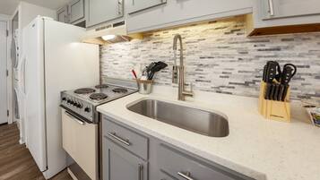 Een koelkast, een magnetron, een oven, een kookplaat